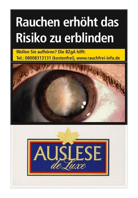Auslese de Luxe Zigaretten 1 Packung von Auslese de Luxe, weiße Packung mit blau-goldenem Etikett und charakteristischem Logo mit Ahornblatt.