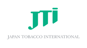 Geprägtes, grünes JTI-Logo auf schwarzem Hintergrund mit weißem Schriftzug JAPAN TOBACCO INTERNATIONAL darunter.