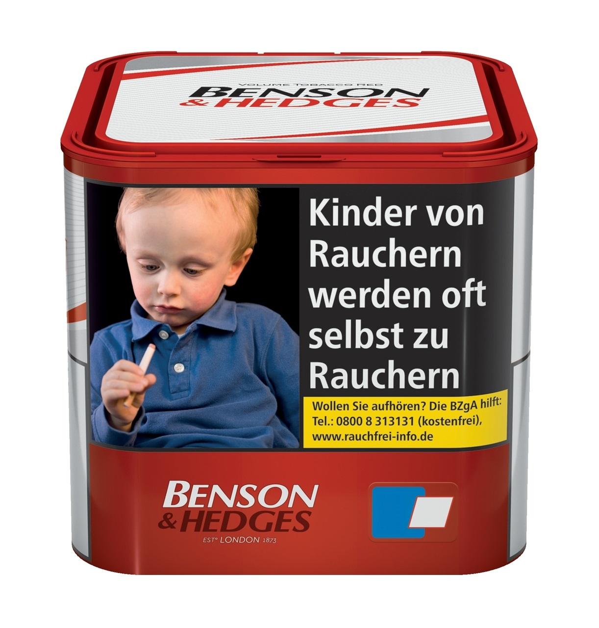 Quadratische, rot-weiße Packung Benson & Hedges Volumentabak Red Tin-S mit 43 Gramm Inhalt. Das schwarz-weiße Etikett zeigt den Markennamen und den deutschsprachigen Warnhinweis "Kinder von Rauchern werden oft selbst zu Rauchern".