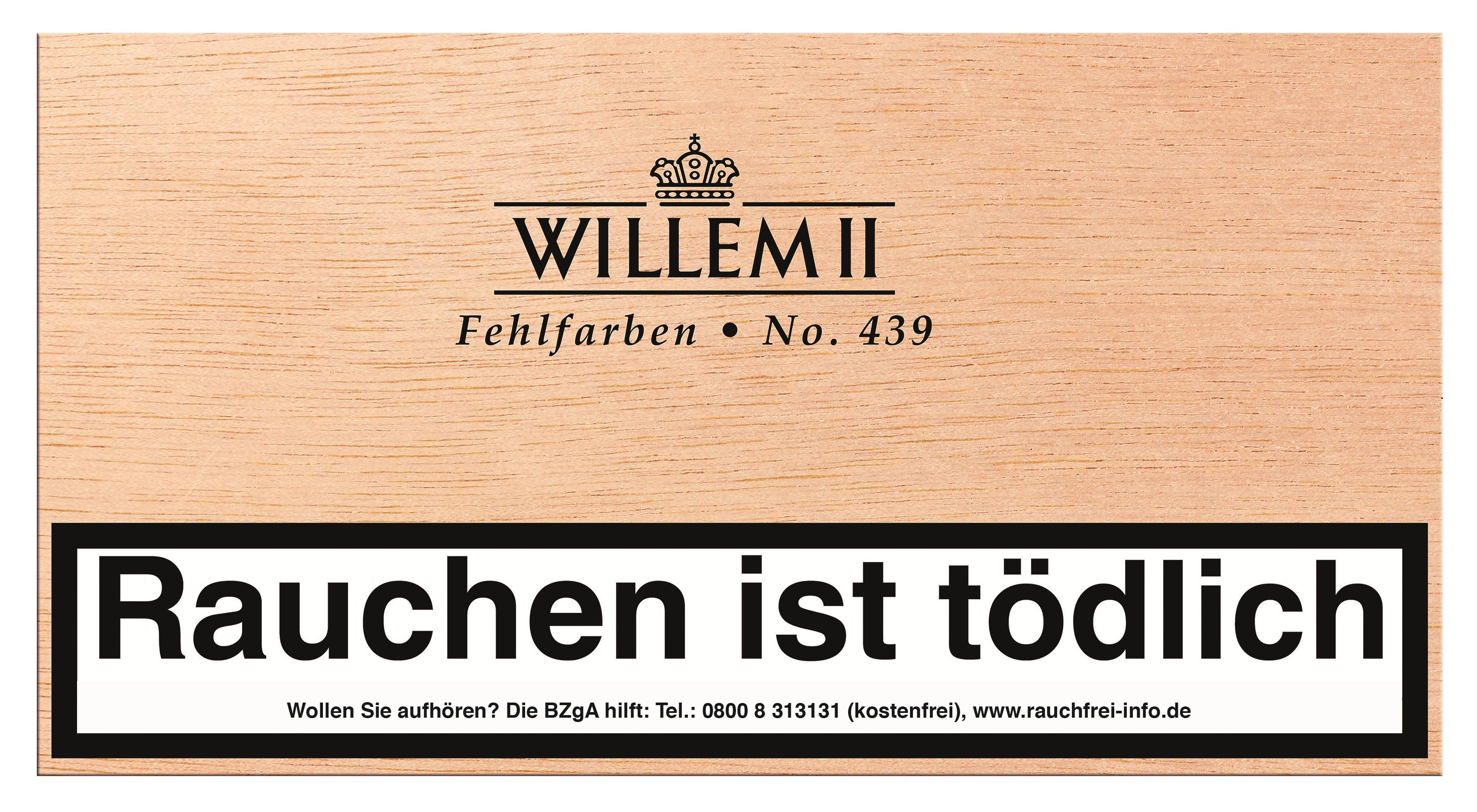 Willem II Fehlfarben No. 439 Sumatra Zigarillos in einer 100er-Kiste mit dem markanten Markenlogo auf einem hölzernen Hintergrundschild.
