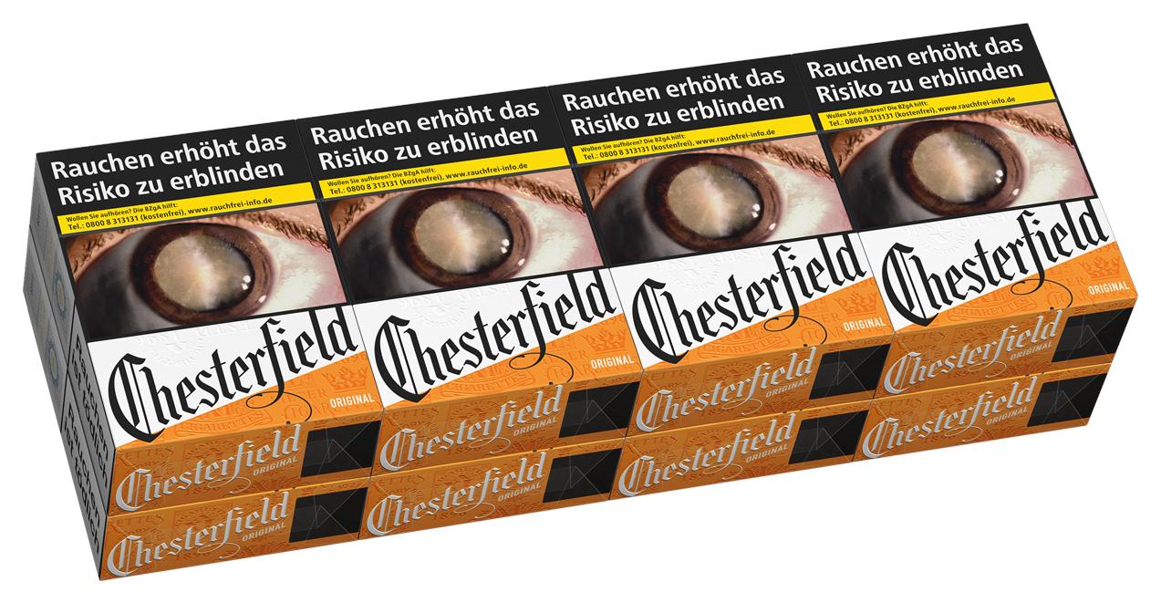 Stange Chesterfield Red 2XL Zigaretten der Marke Chesterfield, bestehend aus 8 Packungen á 26 Stück, mit dem markanten Augen-Logo, gestapelt in unterschiedlichen Orangetönen, inklusive der Original-Packung, vor einem schlichten weißen Hintergrund.