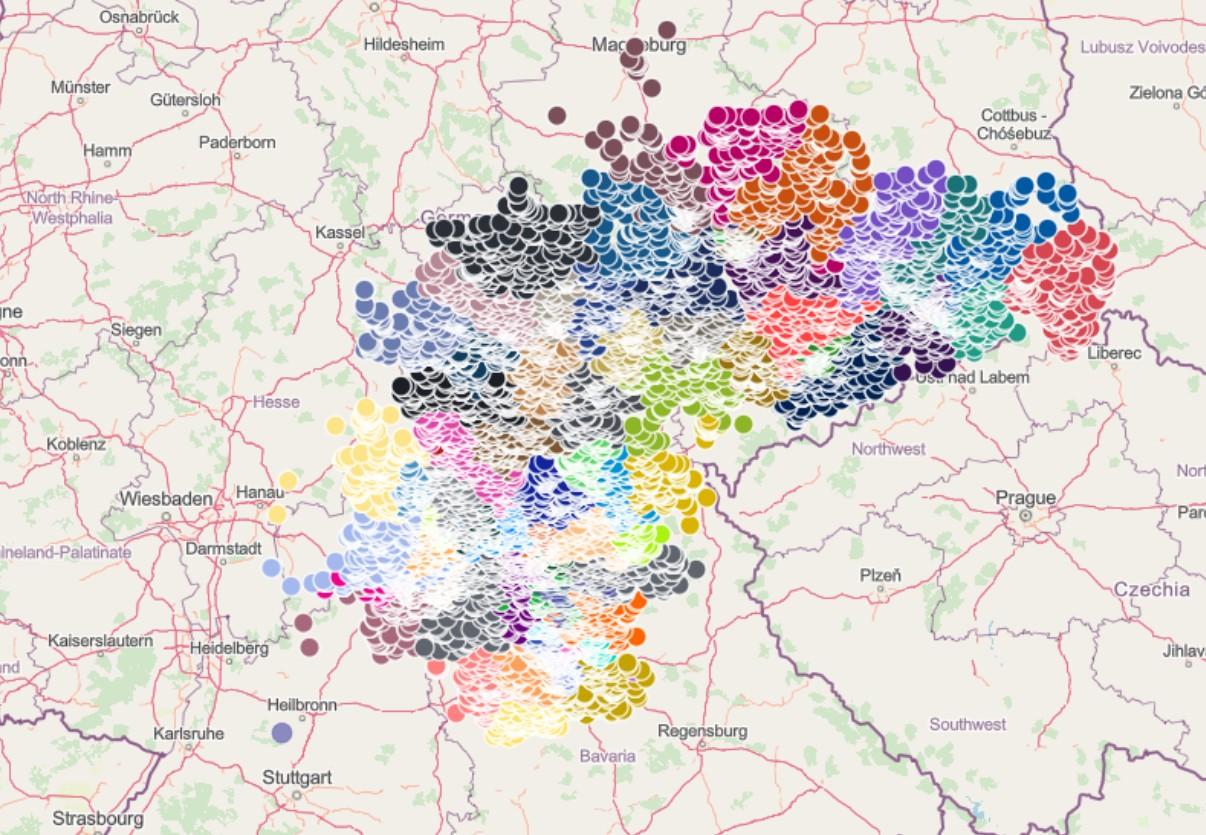 Eine Deutschlandkarte mit vielen bunten Punkten darauf.