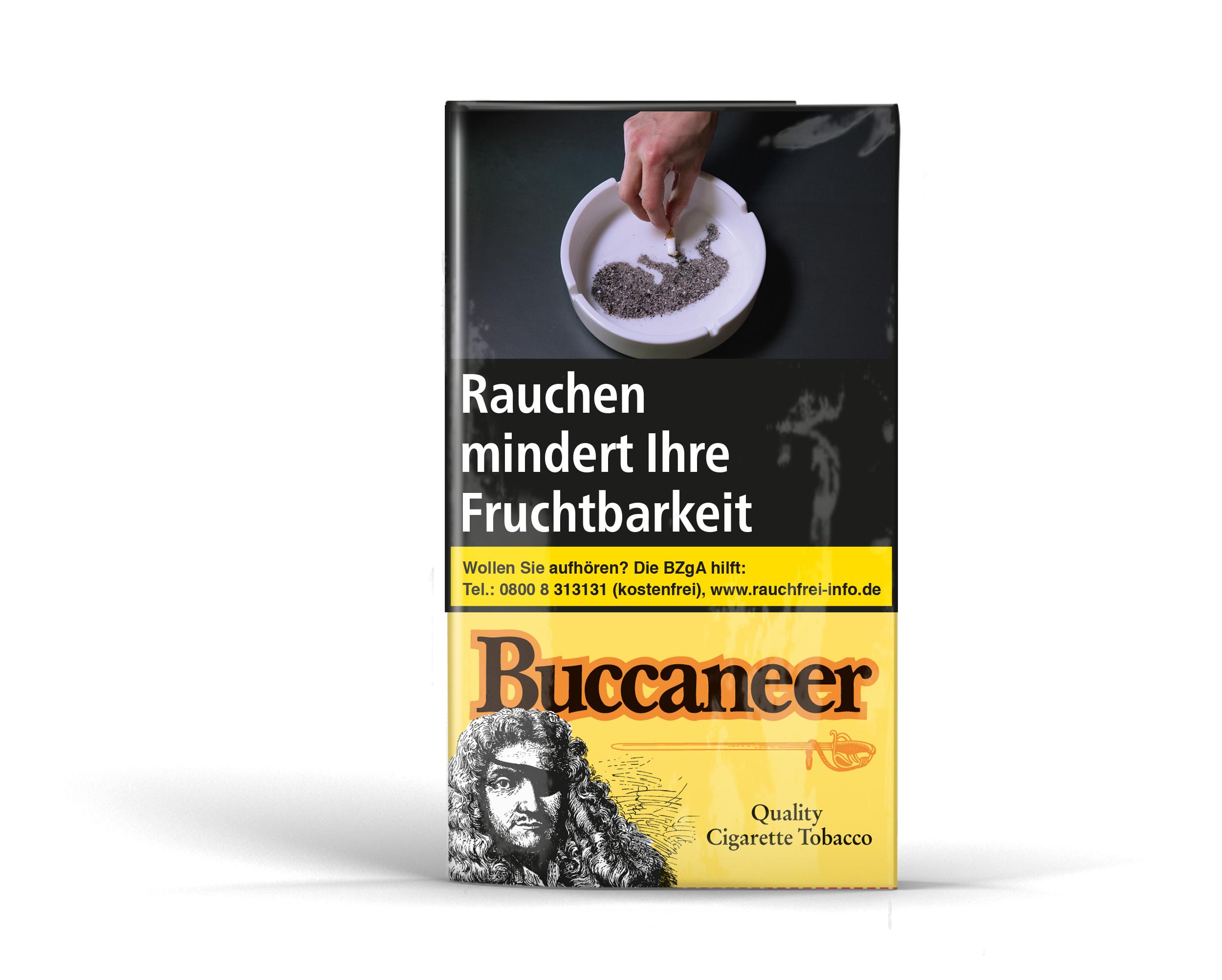 Gelbe 40-Gramm-Packung Buccaneer Zigarettentabak mit schwarz-weißer Illustration einer Hand, die eine Zigarette über einem Aschenbecher hält. Enthält milden American Blend Zigarettentabak der Marke Buccaneer, verfeinert mit Whisky.