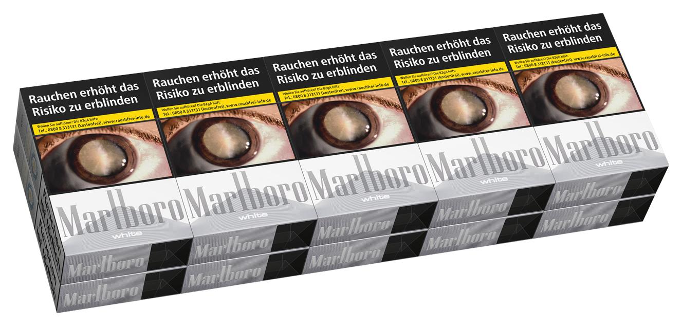 Nahaufnahme einer Stange Marlboro White Zigaretten, bestehend aus 10 Packungen à 20 Stück, jede Packung in Weiß mit schwarzer Marlboro-Aufschrift und großem Augen-Motiv, versehen mit dem Warnhinweis "Rauchen erhöht das Risiko zu erblinden".
