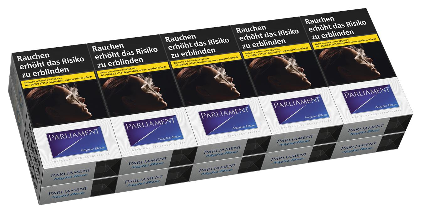 Eine Stange Parliament Night Blue Long Zigaretten von Parliament (Philip Morris), bestehend aus weißen Schachteln mit schwarzer Schrift, einer Abbildung einer rauchenden Person und dem Warnhinweis 'Rauchen erhöht das Risiko zu erblinden'.