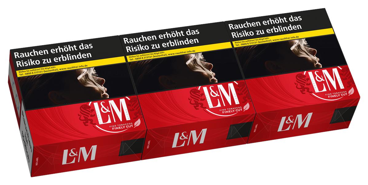 Drei rote Packungen L&M Red 7XL Zigaretten, auf jeder Packung Warnhinweise wie 'Rauchen erhöht das Risiko zu erblinden' und 'Rauchen ist gesundheitsschädlich', das L&M Logo und der Schriftzug 'Fine Tobacco Finitely Cut'.