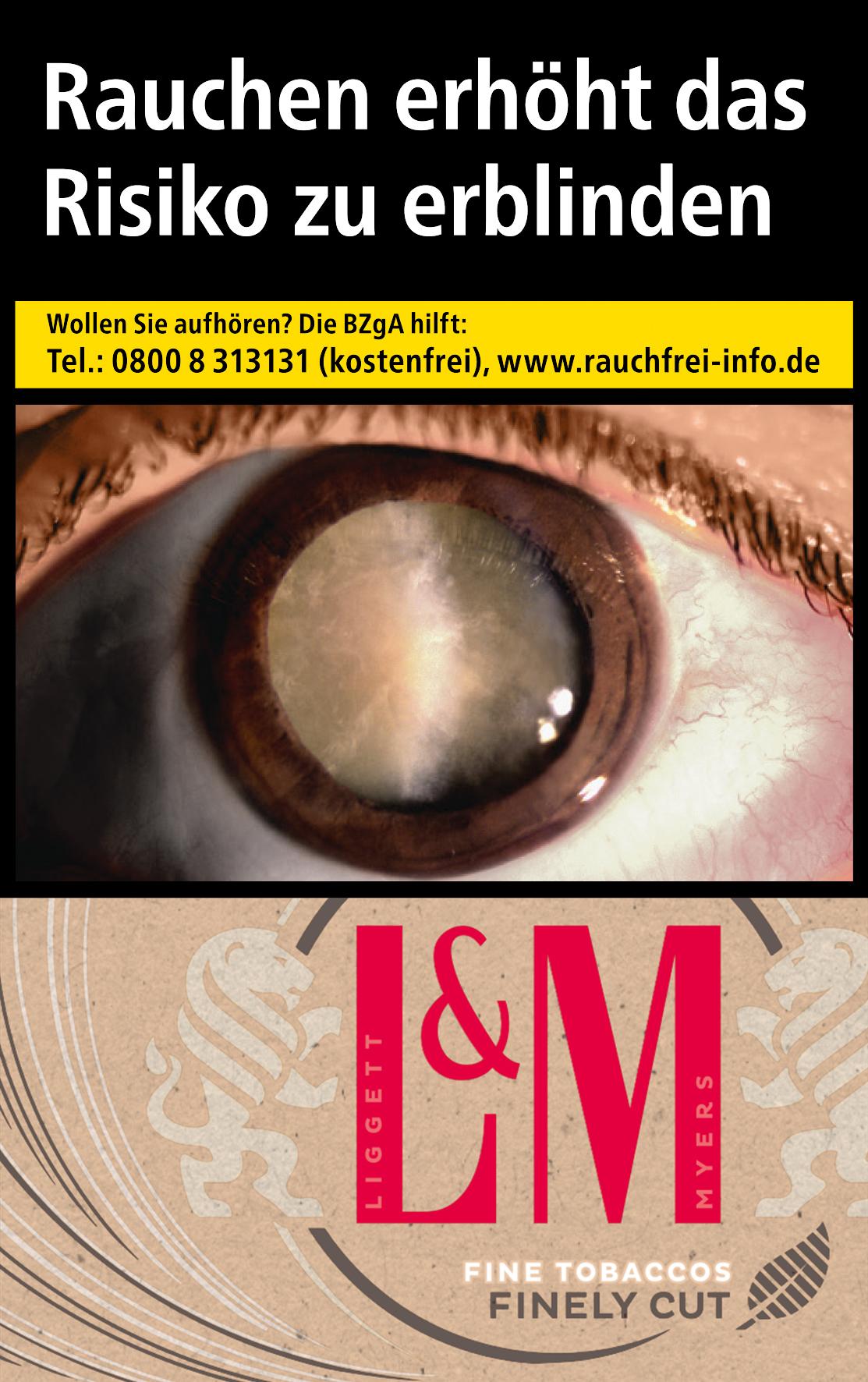 Schwarz-weiße Produktwerbung für eine 20er-Packung L&M Simply Red L Zigaretten der Marke Liggett & M. Myers, die eine Nahaufnahme eines Auges und das rot-weiße Markenlogo zeigt. Der Warnhinweis "Rauchen erhöht das Risiko zu erblinden" thematisiert die ges