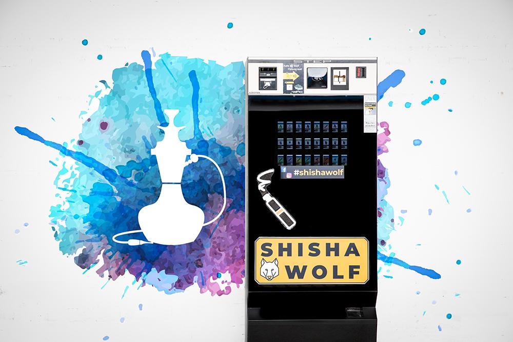 Shisha Automat Ein scharzer Shisha-Automat für den Innenbereich mit der Beschriftung "Shisha Wolf", links daneben ein blaues Graffiti einer Wasserpfeife.
