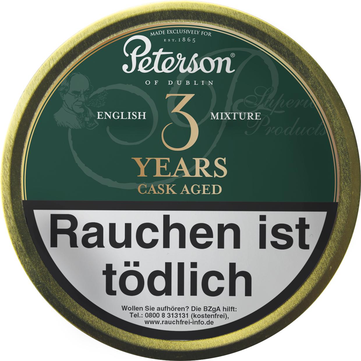 Grüne Dose Peterson Pfeifentabak "3 Years Cask Aged Engl. Mix". Eine Stange mit 5 Packungen à 50 Gramm dieses englischen Pfeifentabaks von Peterson, der 3 Jahre im Eichenfass mit Whisky reifte und eine Mischung aus Virginia, Perique und Black Cavendish en
