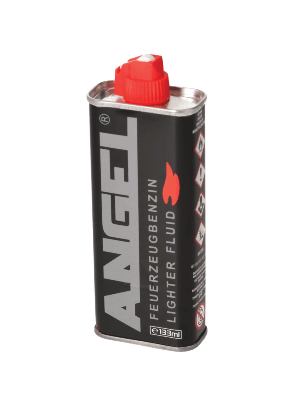 Schwarze Angel Feuerzeugbenzin Metall-Dose mit roter Verschlusskappe und rotem Flammensymbol, Füllmenge 133 ml.