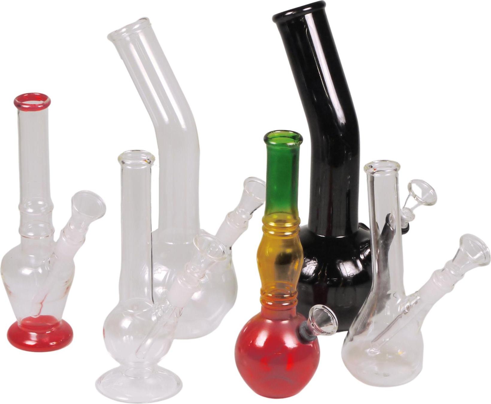 Eine Bong aus Glas 17-25 cm hoch in verschiedenen transparenten Varianten mit farbigem Glas, erhältlich als 1 Stück.