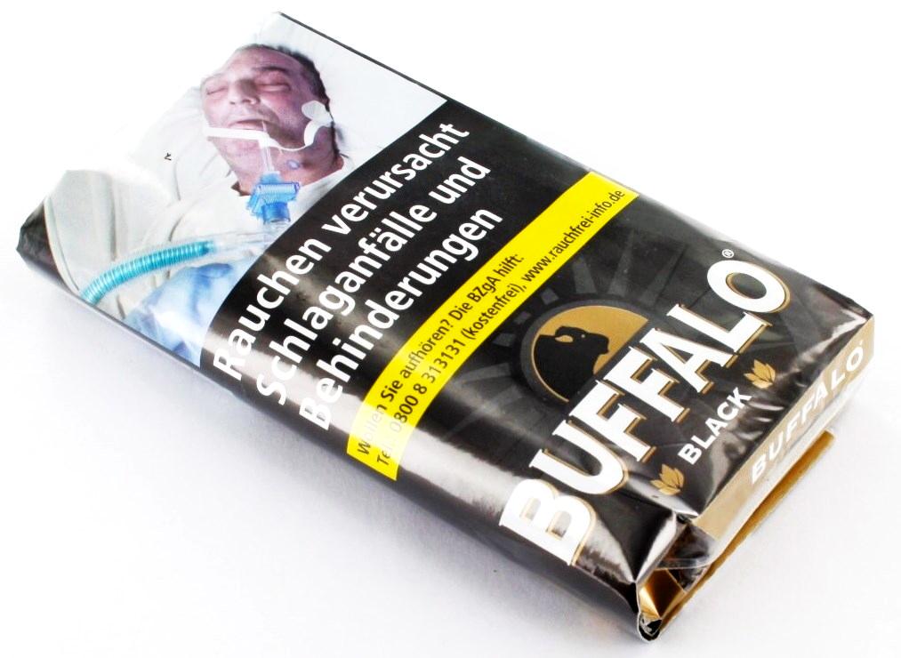 Schwarze 40-Gramm-Packung Buffalo Black Feinschnitt-Zigarettentabak der Marke Buffalo mit gelbem Streifen, Abbildung eines Patienten im Krankenhausbett als Warnhinweis und goldenem Siegel.