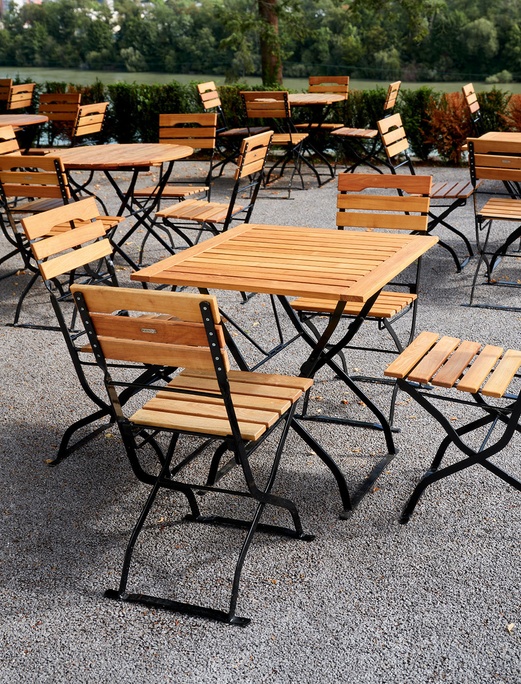 Tables pliantes en bois modernes et stables dans un Biergarten