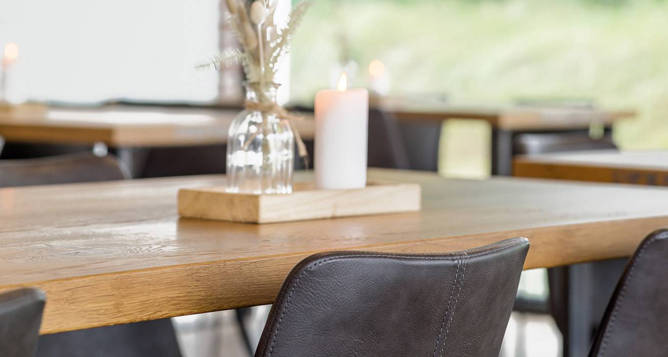 Holzmöbel in Restaurant