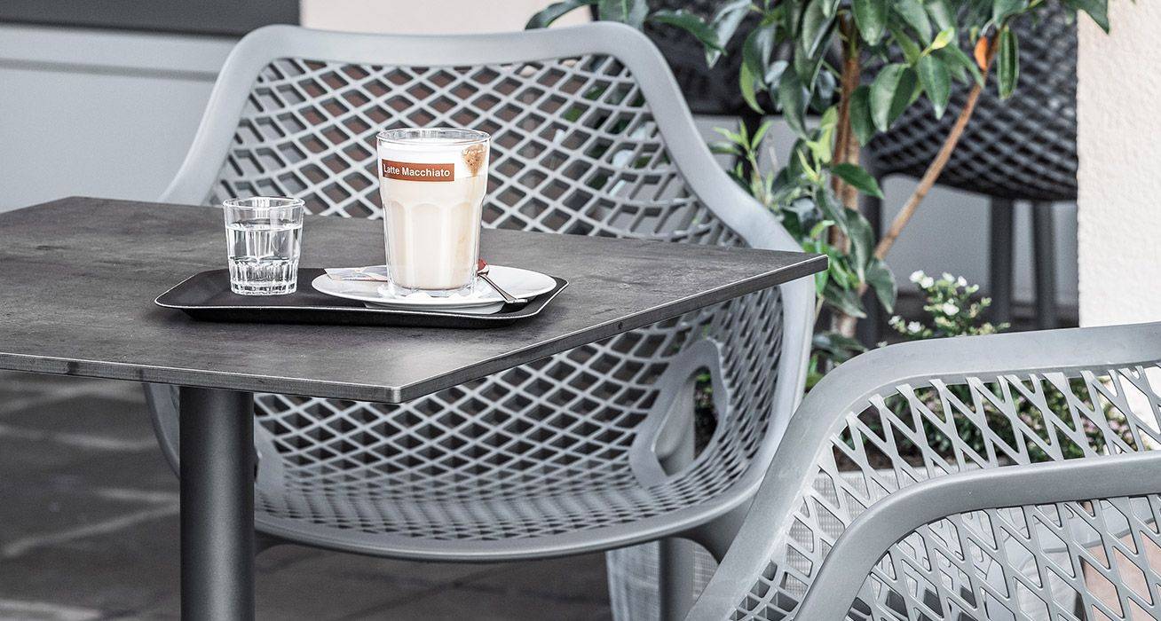 Outdoor Möbel Café Gastronomie mit Kunststoffstuhl und Cappuccino