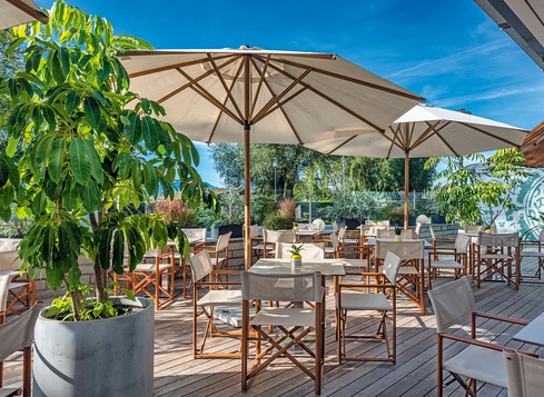 Terrace chairs with a pure natural look for the catering and hotel industry