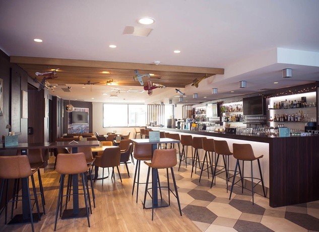GO IN Referenz Holiday Inn Aviator Sports Bar