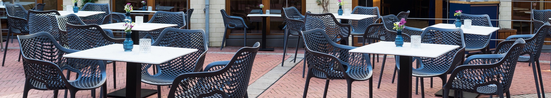 Chaises d'extérieur, tables