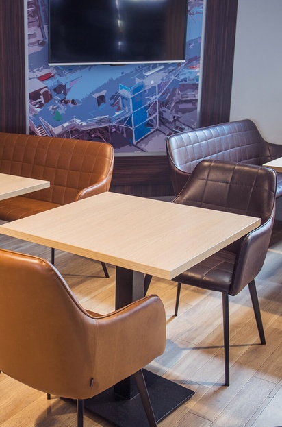 Referenz Holiday Inn Aviator Sports Bar