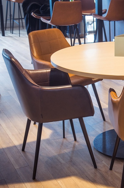 GO IN Referenz Holiday Inn Aviator Sports Bar