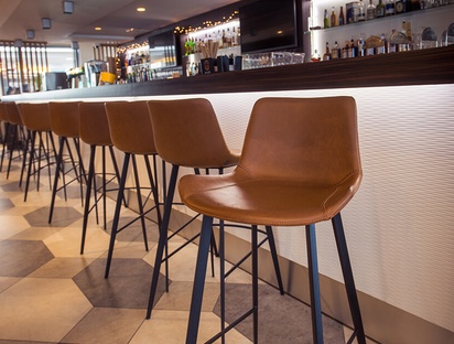 Referenz Holiday Inn Aviator Sports Bar